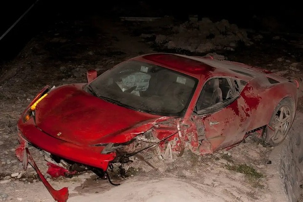 Em meio a Copa América, alcoolizado, Vidal bateu forte sua Ferrari 458 (Foto: Reprodução Internet) — Foto: Auto Esporte