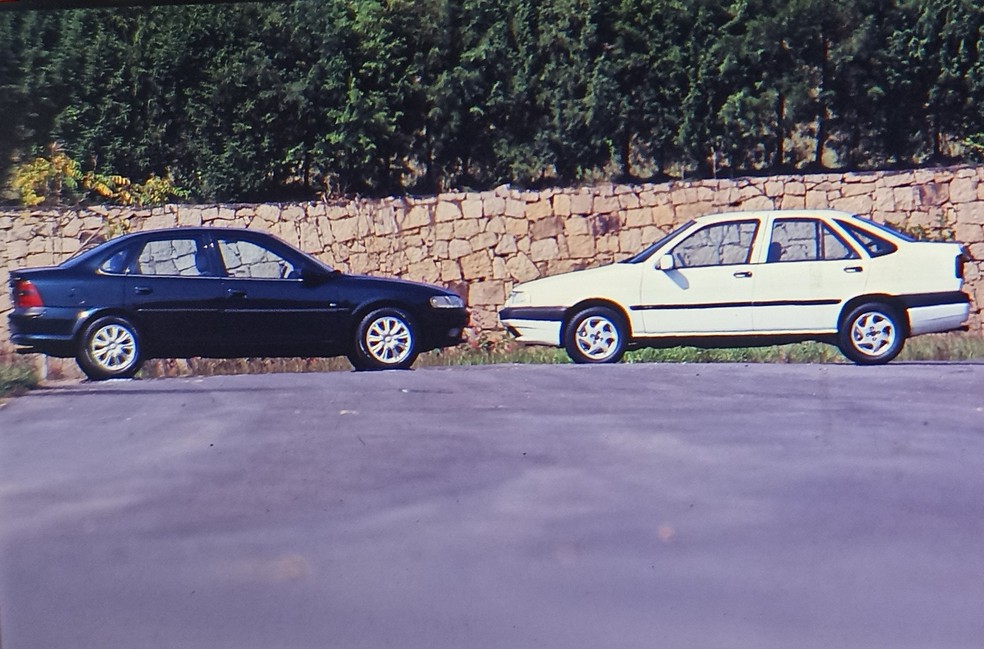 Frente a frente, Vectra e Tempra deixam saltar aos olhos as diferenças de estilo — Foto: Luca Bassani/ Auto News Brasil/MIAU