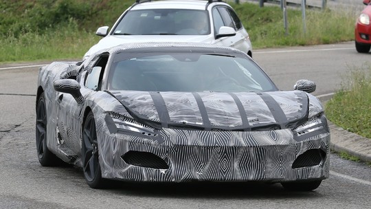 Flagra: próxima Ferrari híbrida usará um inédito motor compacto