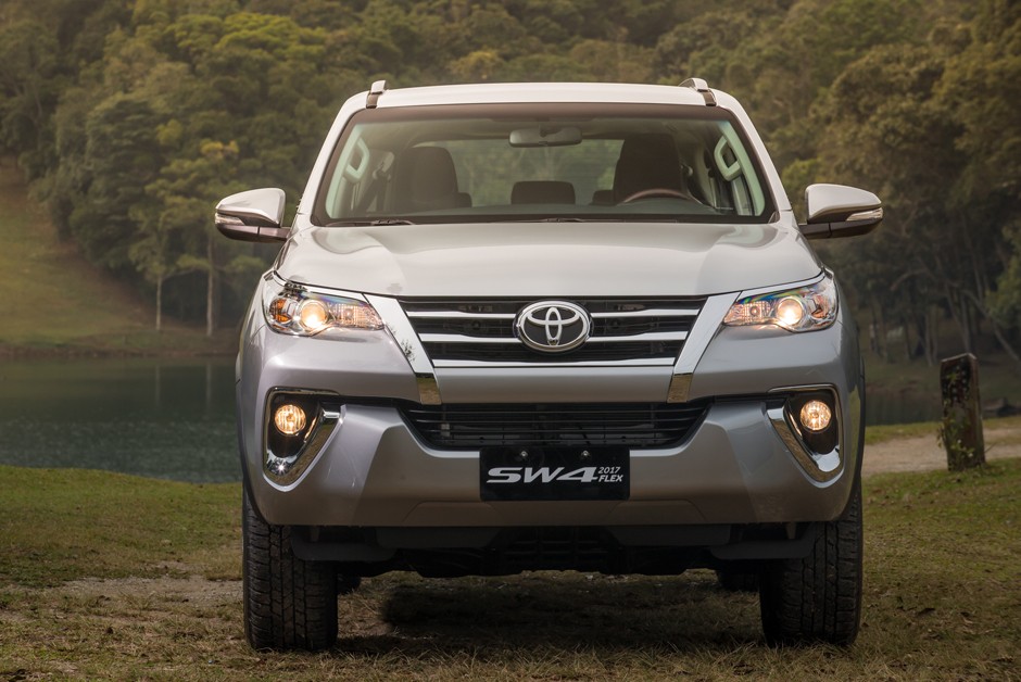 Toyota Hilux e SW4 ganham motor flex no Brasil