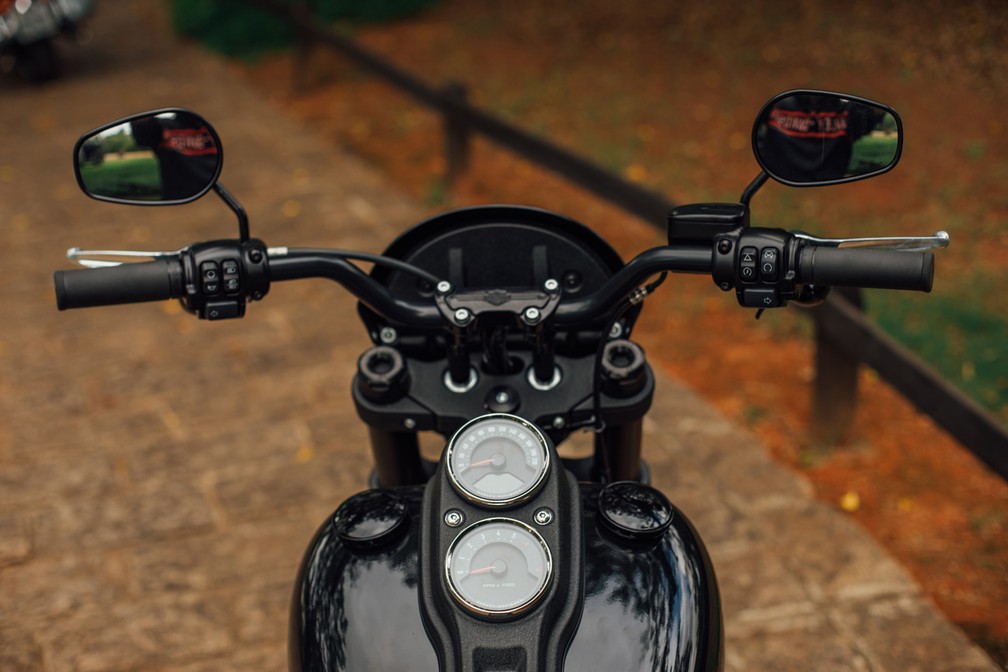 Painel duplo em cima do tanque é bonito, mas nada prático — Foto: Guilherme Veloso/Harley-Davidson do Brasil