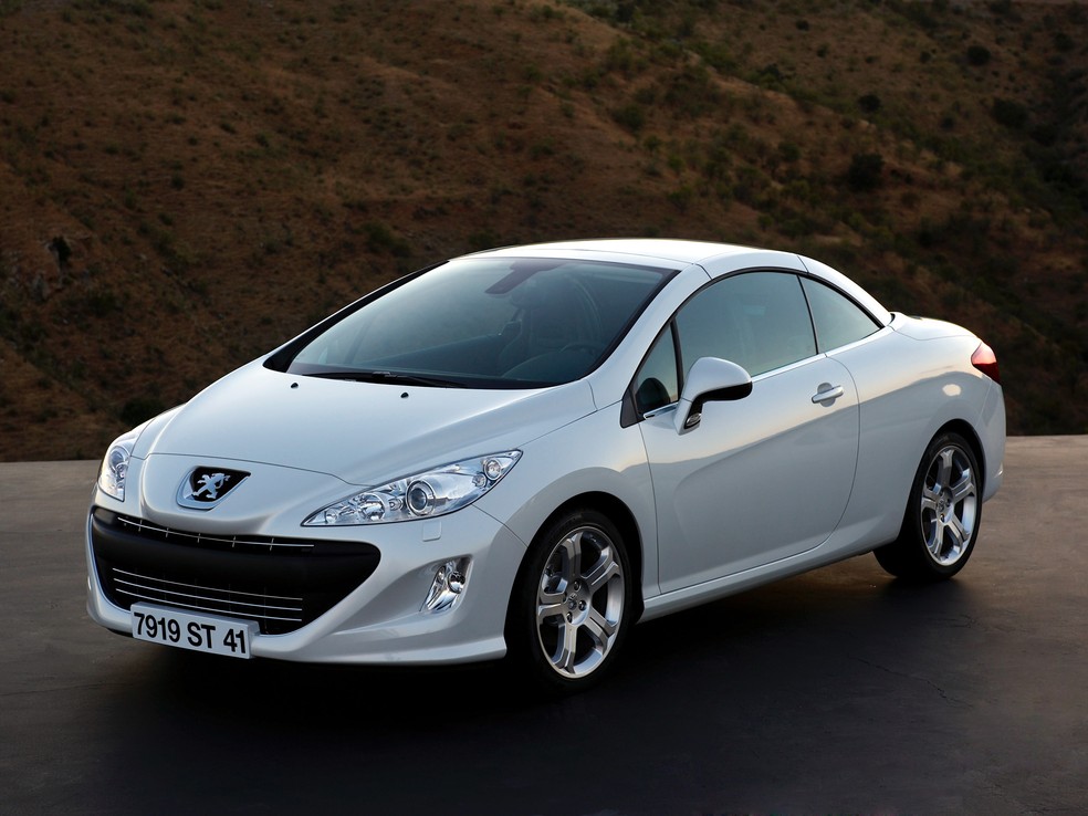 Peugeot 308 CC tem motor 1.6 turbo e estilo que envelheceu bem — Foto: Divulgação