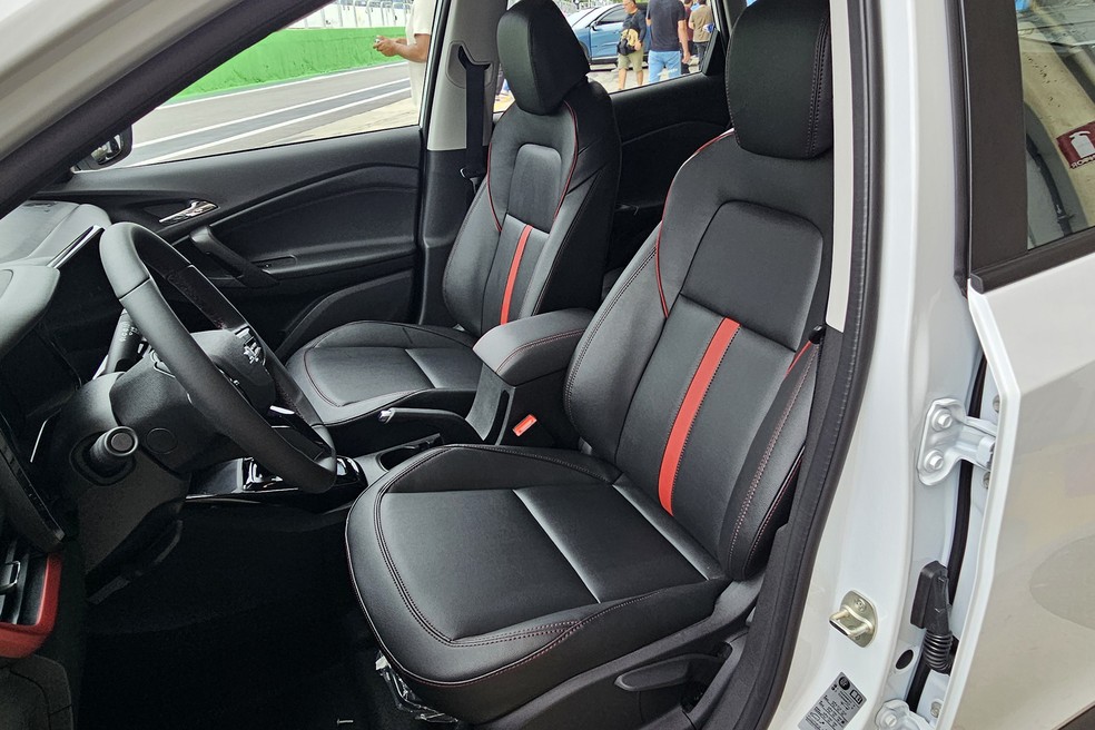 Chevrolet Tracker RS 2026: nos bancos dianteiros, sobraram só um pequeno filete central, algumas bordas e as costuras na cor vermelha — Foto: Leonardo Felix/Auto News Brasil