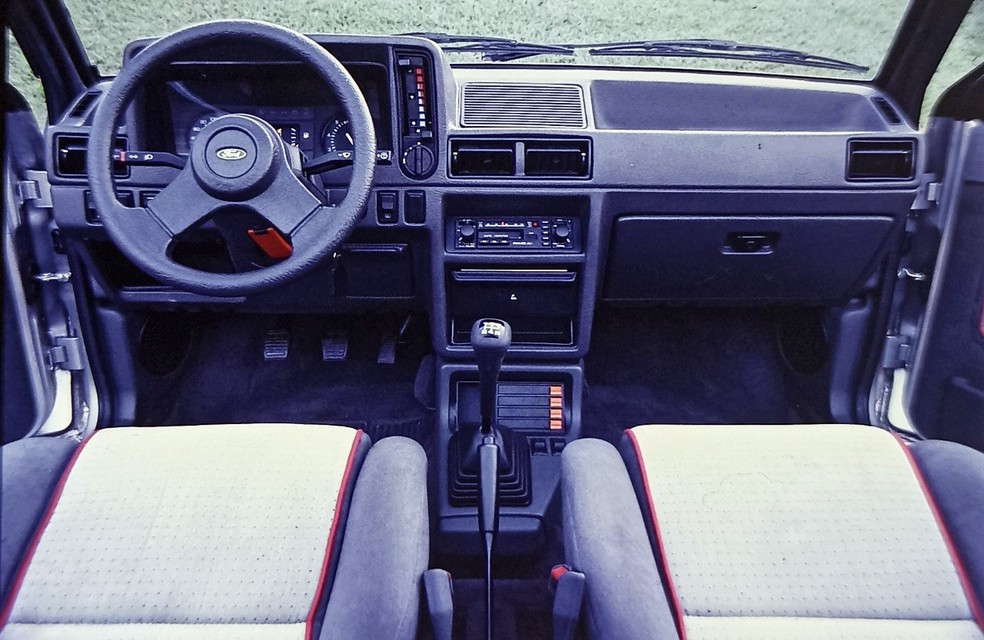 Painel, volante e bancos são os mesmos do XR3 convencional  — Foto:  Autoesporte/Saulo Mazzoni/Acervo MIAU