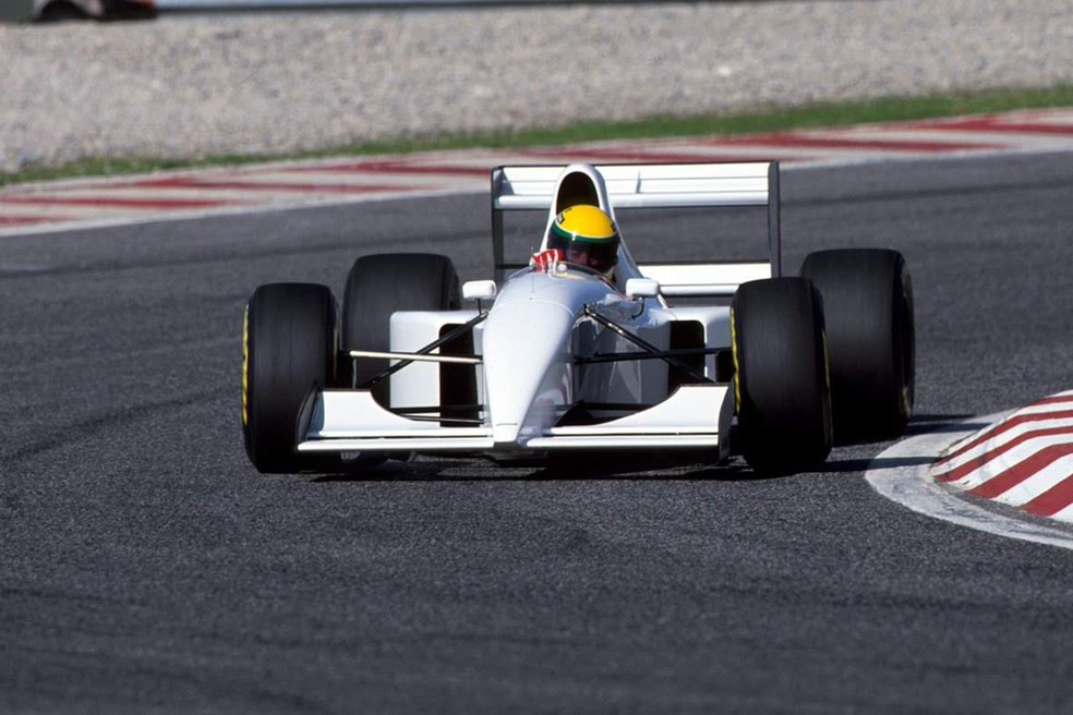 Ayrton Senna testa o McLaren MP4-8 com motor Lamborghini no autódromo de Estoril (Portugal) — Foto: Reprodução