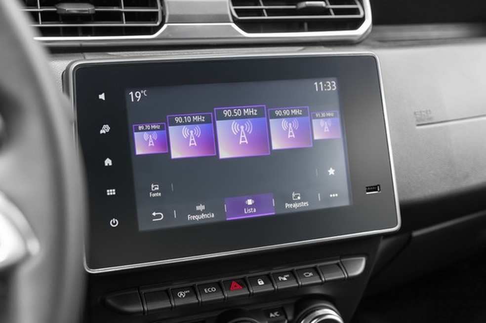 A nova central Easy Link é rápida, mas não é referência no segmento (Foto: Leo Sposito/Auto News Brasil) — Foto: Auto Esporte
