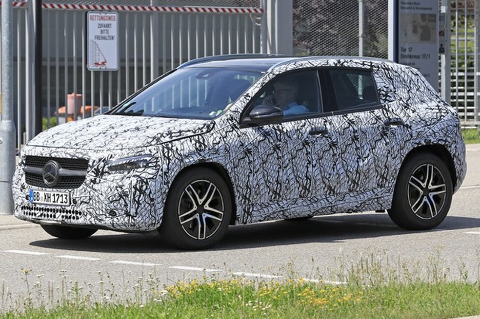 Mercedes-Benz GLA de segunda geração foi flagrado em Stuttgart (Foto: AutoMedia/Auto News Brasil) — Foto: Auto Esporte