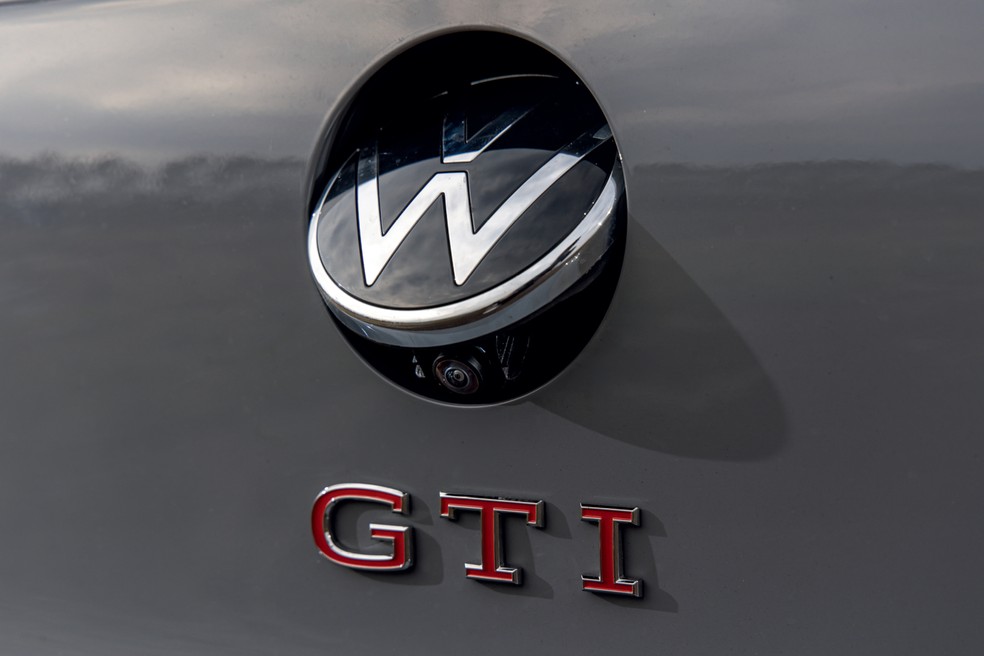 Abertura da tampa do porta-malas do Golf GTI é elétrica e o “botão” para acionamento é o próprio logotipo da Volkswagen, como no antigo Fox. A câmera de ré também fica ali — Foto: Renato Durães/Auto News Brasil