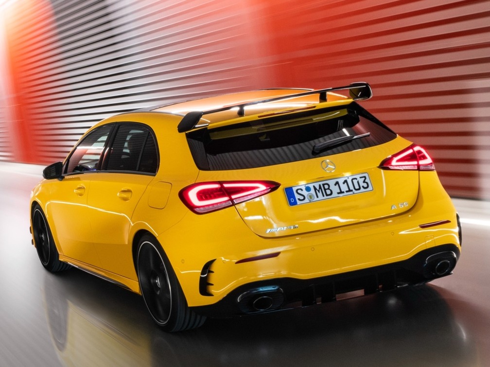 Saída dupla de escape redonda coloca para fora os 306 cv do A 35 AMG — Foto: Divulgação