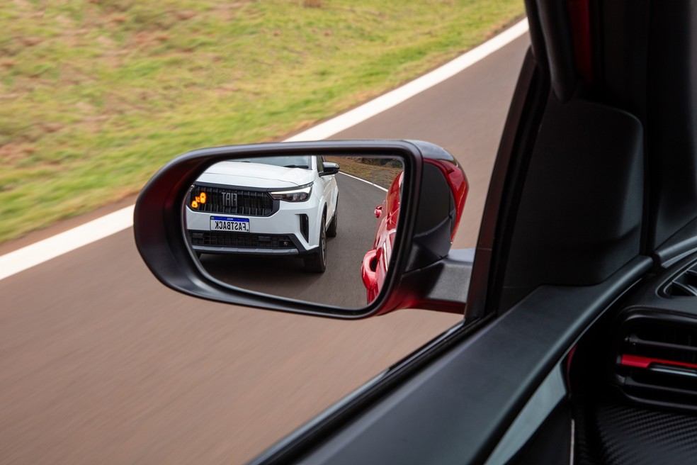 Fiat Fastback passou a oferecer monitoramento de ponto cego nas versões mais caras da linha 2026 — Foto: Divulgação
