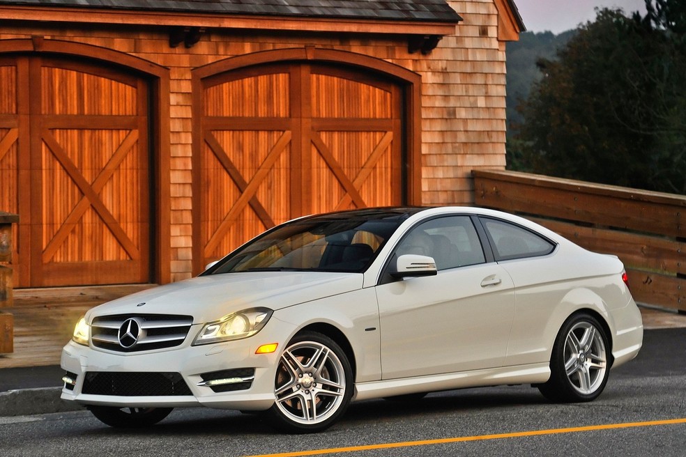 O Mercedes-Benz C 180 Coupé usa motor 1.8 turbo de aproximadamente 156 cv. — Foto: Divulgação/Mercedes-Benz