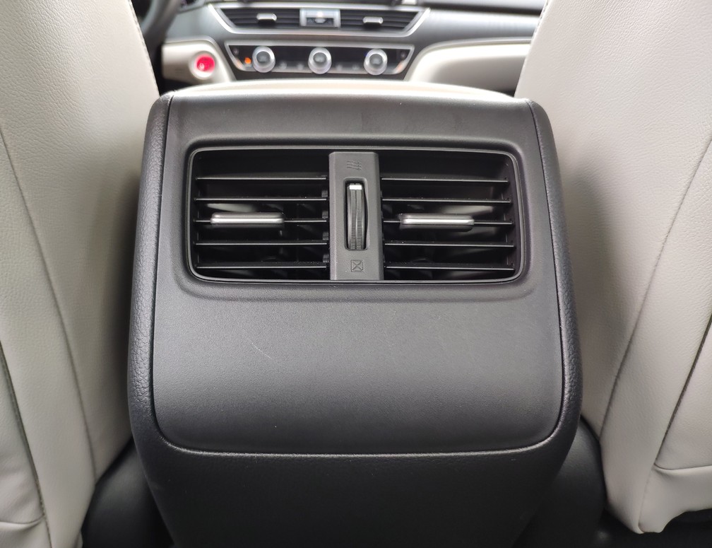 Honda Accord tem ventilação para os bancos traseiros, mas não regulagem de temperatura — Foto: André Paixão/G1