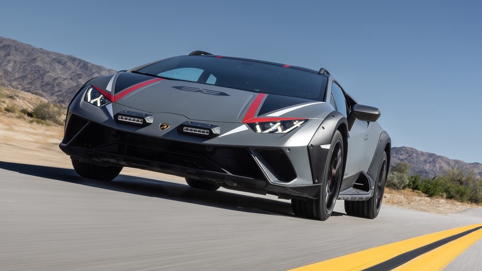 Lamborghini Sterrato tem atá luzes auxiliares no capô — Foto: Divulgação