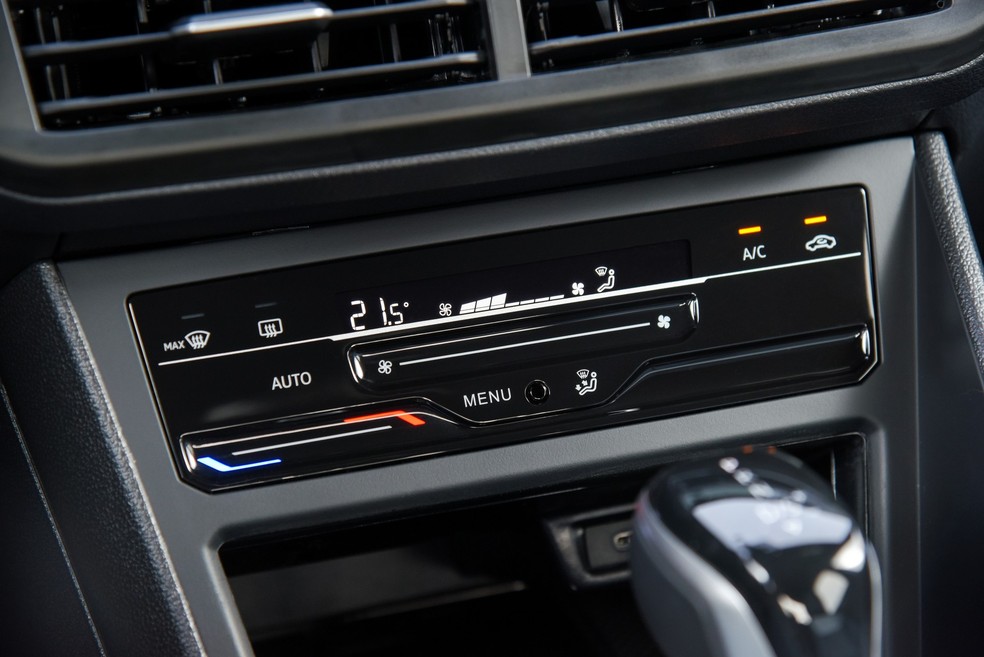 Ar-condicionado do Volkswagen Virtus é no formato touchscreen; botões seriam melhor opção — Foto: Murilo Goes/Auto News Brasil
