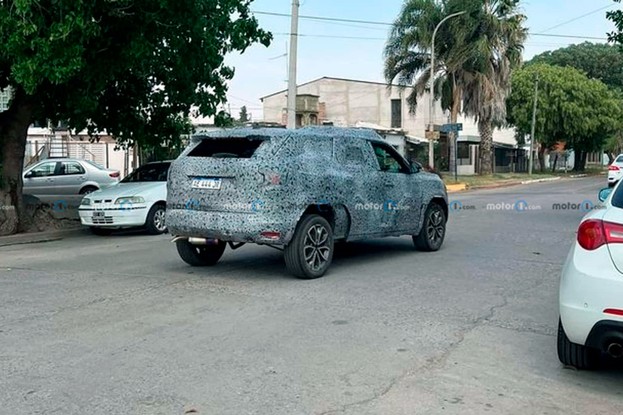 Mula da picape intermediária da Renault roda em testes em Córdoba, na Argentina