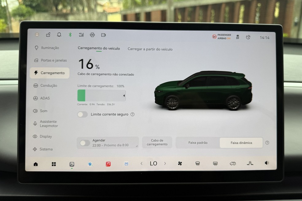 Gerenciamento de carga pode ser controlado pela central multimídia — Foto: Cauê Lira/Auto News Brasil