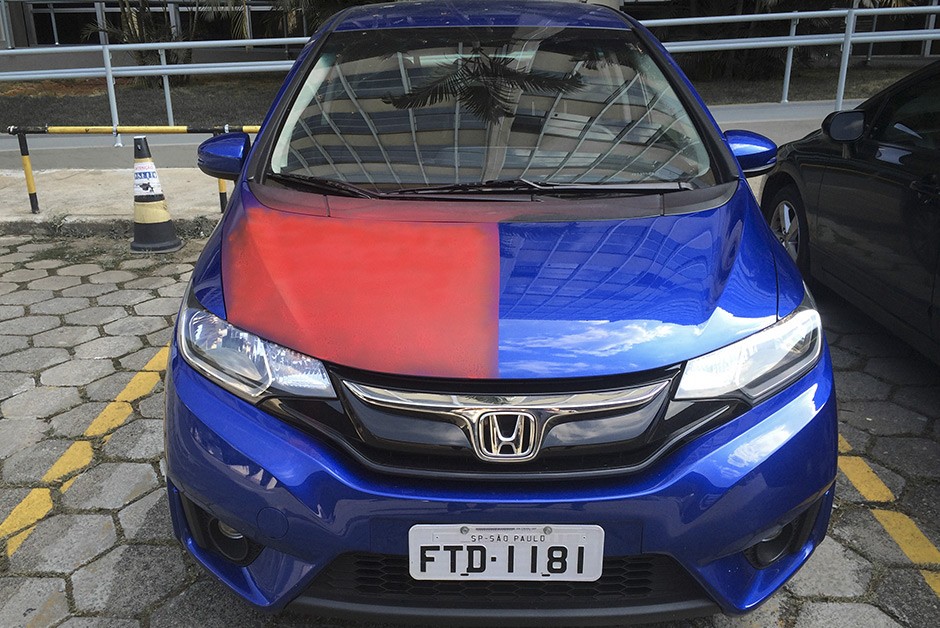 Capô do Honda Fit foi pintado com a cor vermelho luminoso