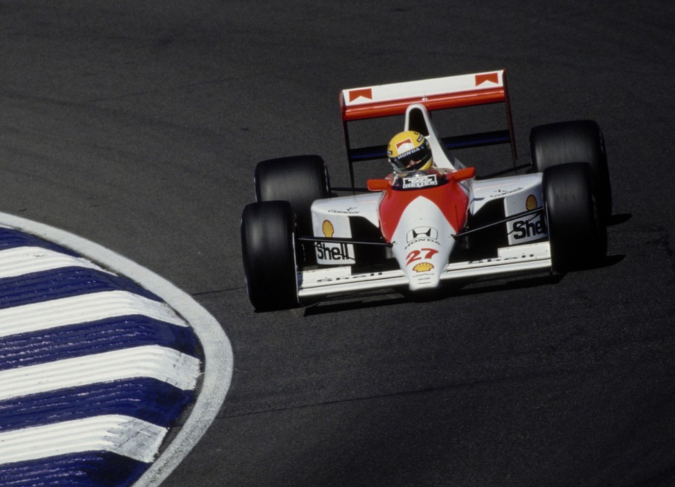 Ayrton Senna pilota o McLaren MP4/5B em Silverstone, na Inglaterra — Foto: Getty Images