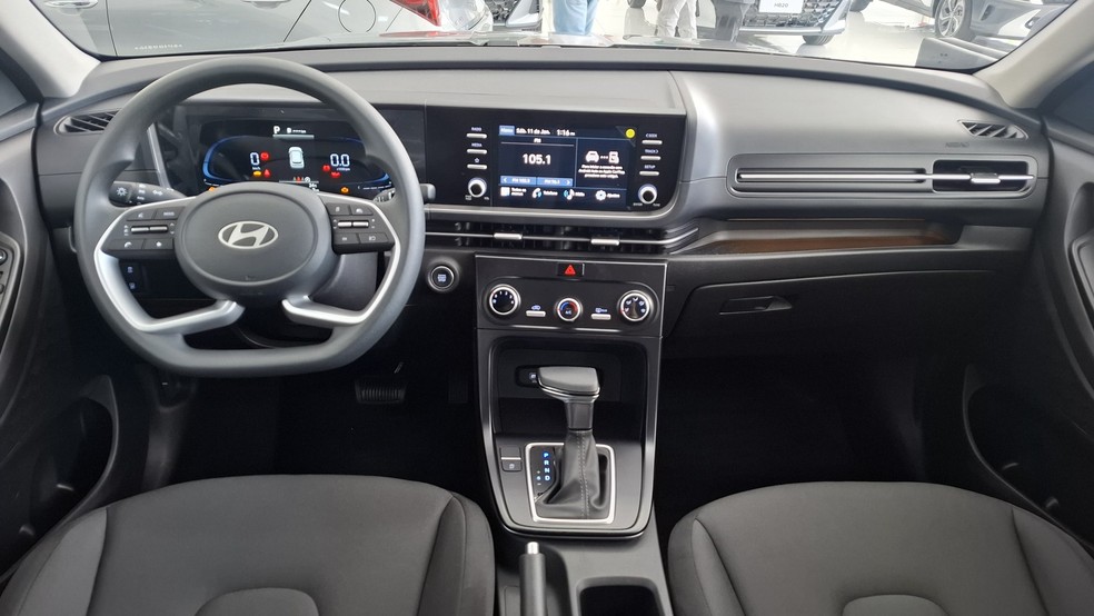 Interior tem plástico em demasia — Foto: autoesporte
