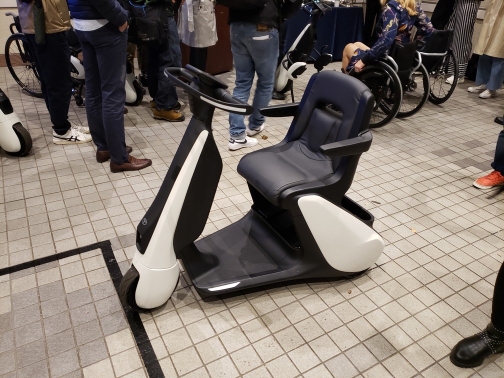 Versão do veículo de mobilidade da Toyota com cadeira. Ele está planejado para 2021 — Foto: Divulgação