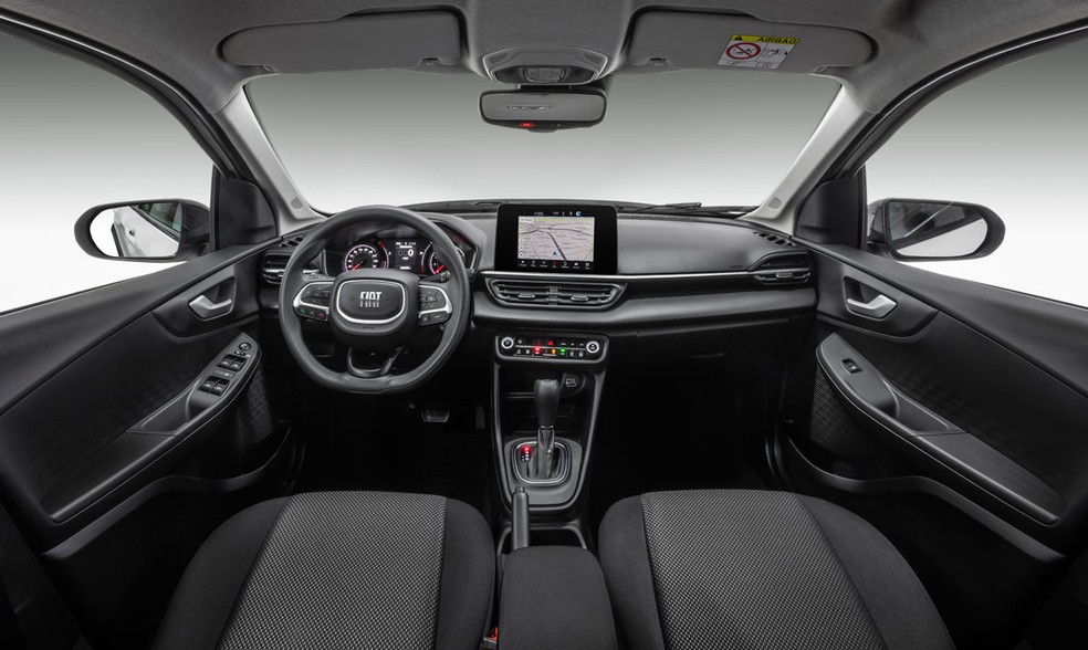Interior do Fiat Pulse Drive tem central multimídia menor, mas com moldura do mesmo tamanho — Foto: Divulgação