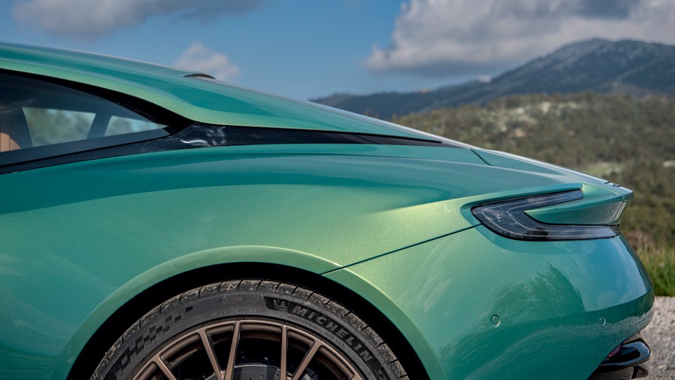 Aston Martin DB12 tem pneus da Michelin — Foto: Divulgação