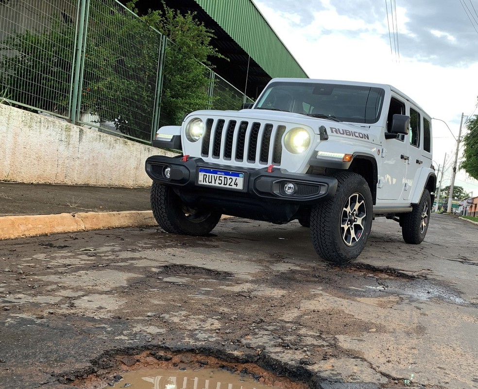 Jeep Wrangler Rubicon é a versão mais cara da gama; para-brisa é rebatível para a frente — Foto: Ulisses Cavalcante