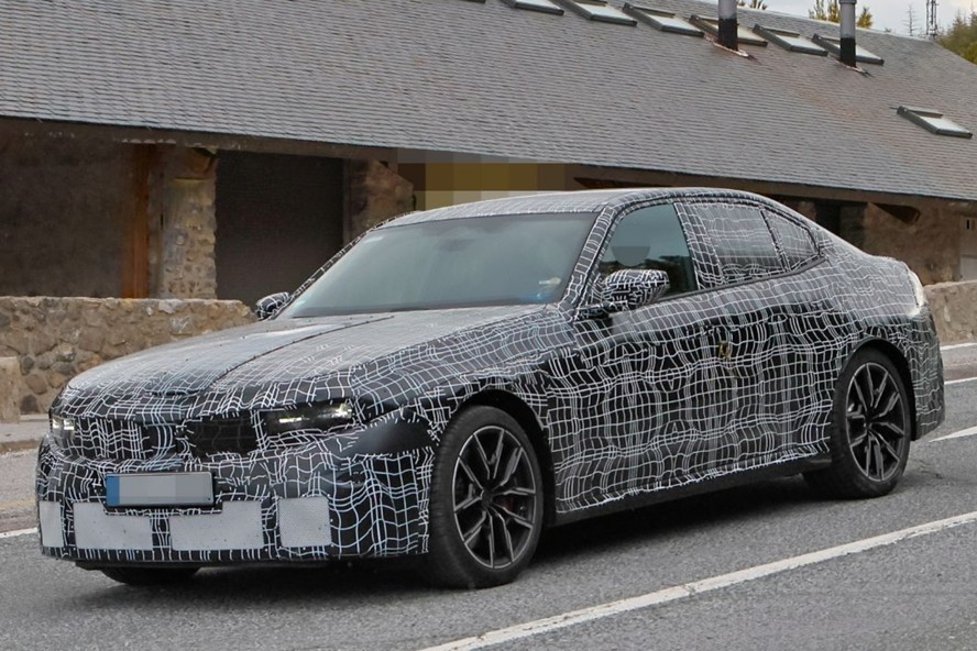 Novo BMW Série 3 já roda em testes com carroceria definitiva