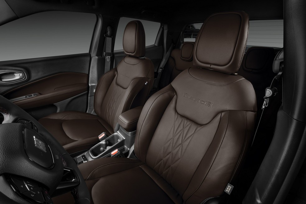 Fiat Toro Ranch 2026 tem acabamentos e bancos em marrom — Foto: Divulgação