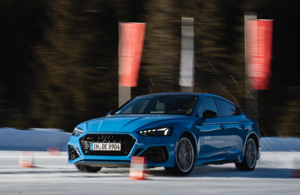 Audi RS 5 sai muito mais fácil de traseira porque é muito mais leve que o elétrico — Foto: Divulgação 