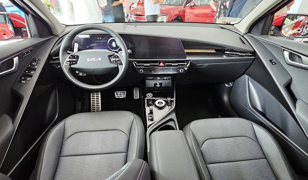 Kia Niro Rio Open tem tela do tipo panorâmica. No entanto, os displays de LCD são independentes — Foto: Ulisses Cavalcante