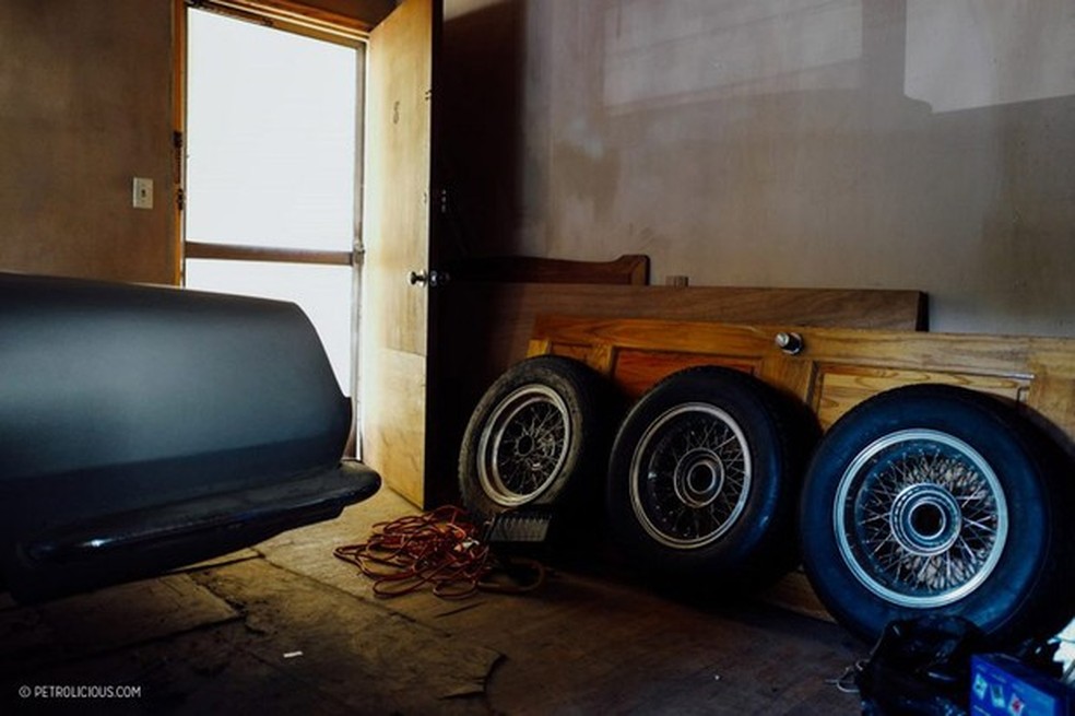 Rodas Borrani de aro raiado da Ferrari 250 GT haviam sido restauradas (Foto: Reprodução/Petrolicious) — Foto: Auto Esporte