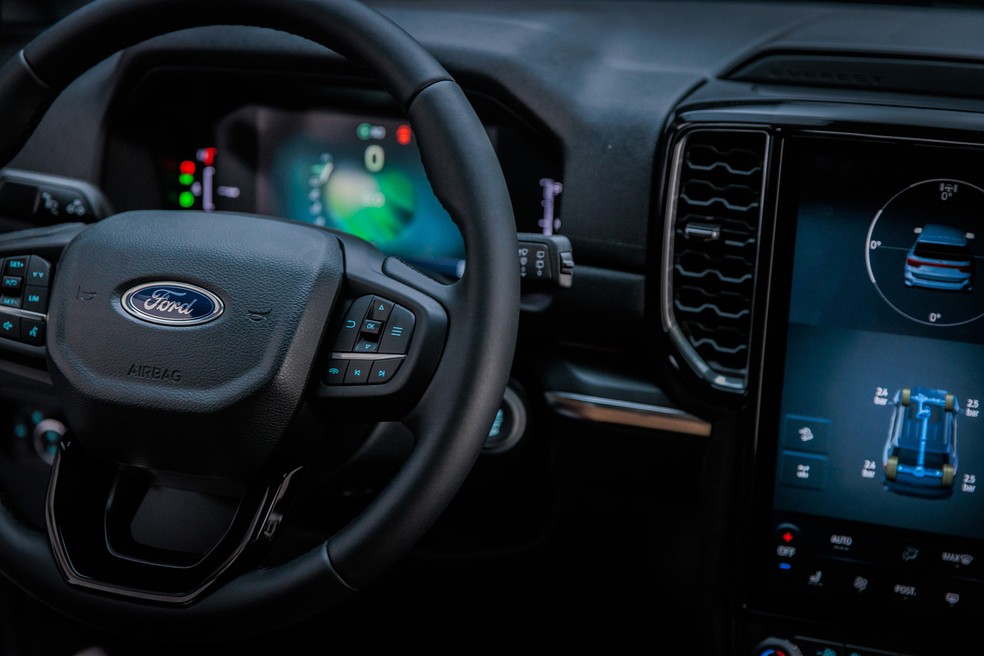 Ford Everest: volante multifuncional tem ajuste manual de altura e profundidade — Foto: Divulgação/Ford