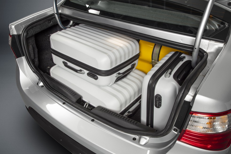 Kit de gás natural veicular compromete o espaço do porta-malas. Em alguns casos, porém, o equipamento fica na parte de baixo do carro — Foto: Divulgação