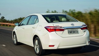 Corolla ainda é um carro atraente com suas proporções de Camry, mas um facelift vem em 2017
