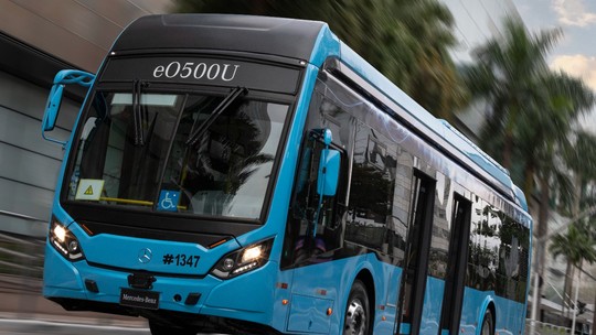 Andamos (em pé) no primeiro ônibus elétrico da Mercedes que é feito no Brasil e roda até 250 km Andamos (em pé) no primeiro ônibus elétrico da Mercedes que é feito no Brasil e roda até 250 km