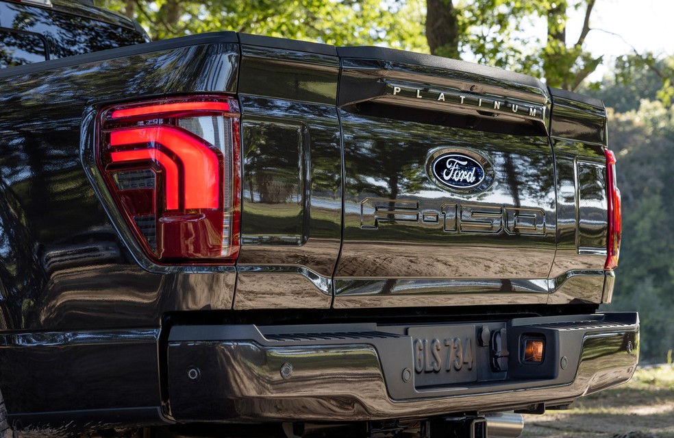 Versão Platinum da Ford F-150 2024 tem abertura lateral da caçamba — Foto: Divulgação