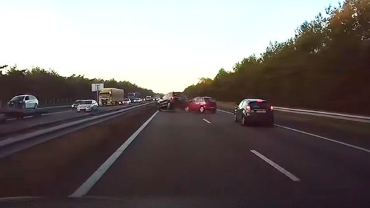 Veja sistema da Tesla prever acidente segundos antes dele acontecer