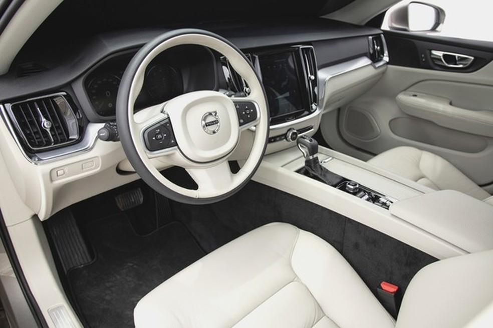 Acabamento interno é de primeira e o desenho privilegia a ergonomia em tudo (Foto: Fabio Aro/Auto News Brasil) — Foto: Auto Esporte