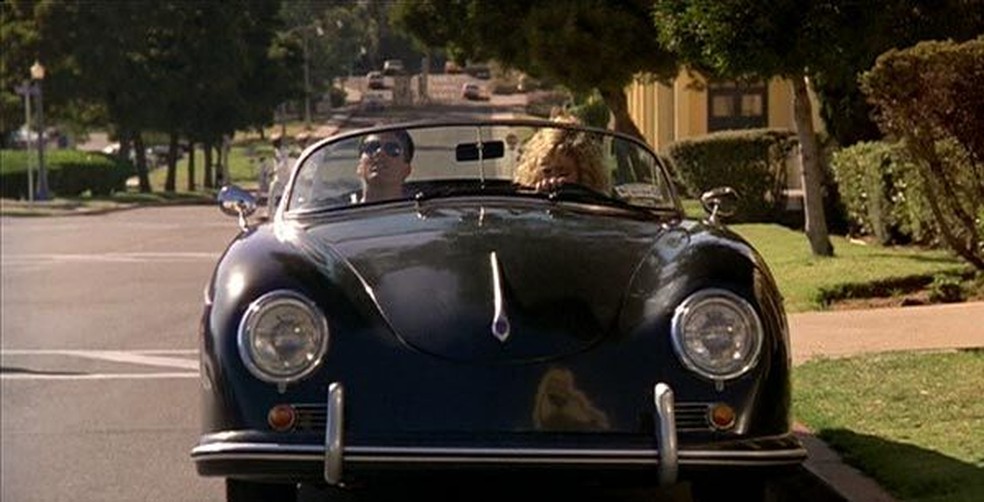 Charlie dirige um Porsche Speedster em Top Gun: Ases Indomáveis — Foto: Reprodução