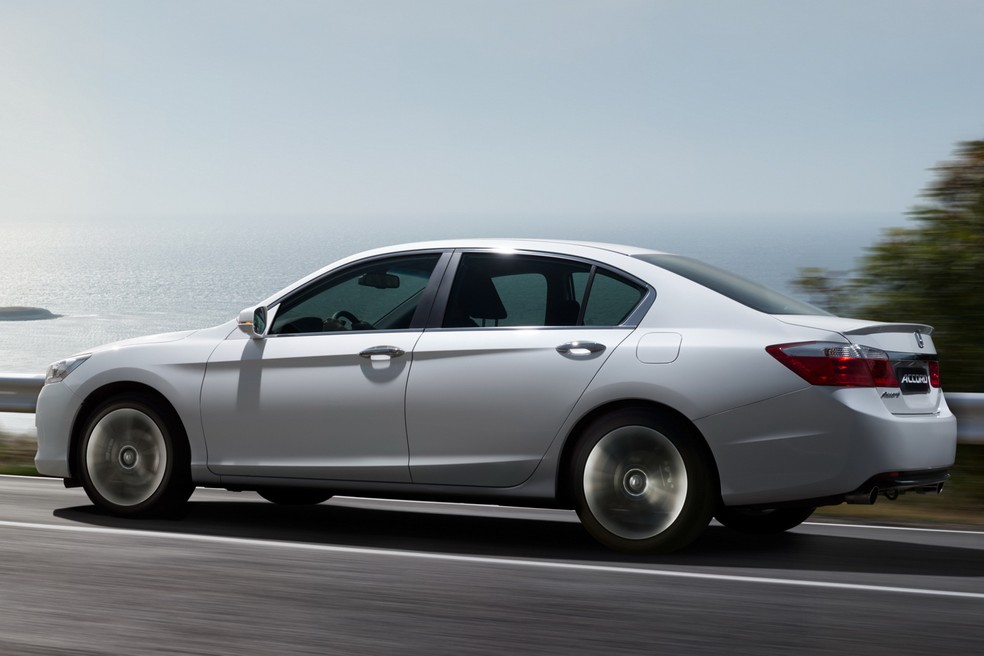 Honda Accord de nona geração foi a última com motor aspirado sem eletrificação — Foto: Divulgação