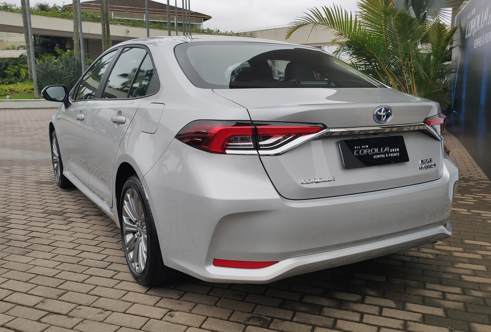 Corolla híbrido é identificado, principalmente, pelo logo da marca em azul e pelos logotipos "Hybrid" — Foto: Guilherme Fontana/G1