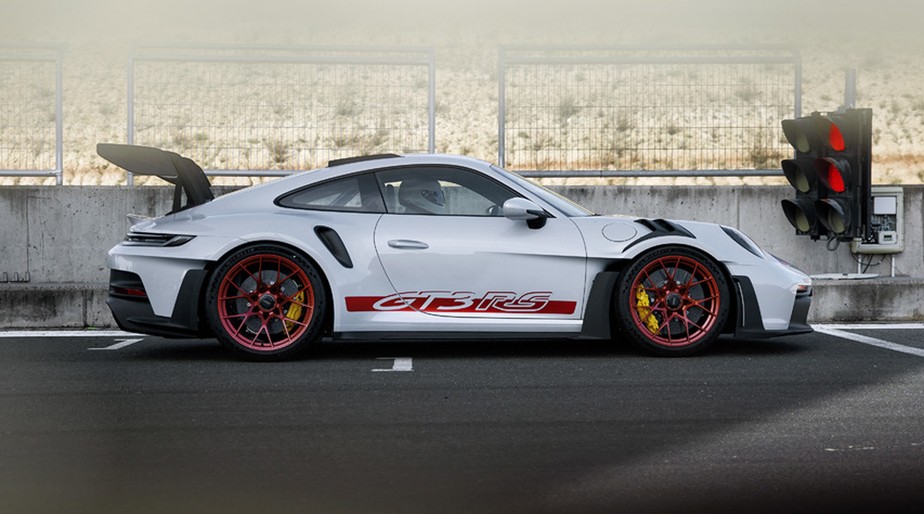 Novo Porsche 911 GT3 RS surge com visual invocado e asa gigante
