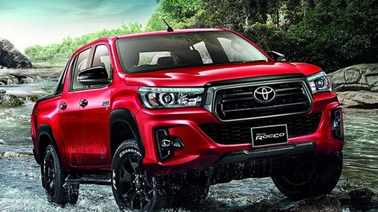 Toyota Hilux reestilizada começa a dar as caras no Brasil
