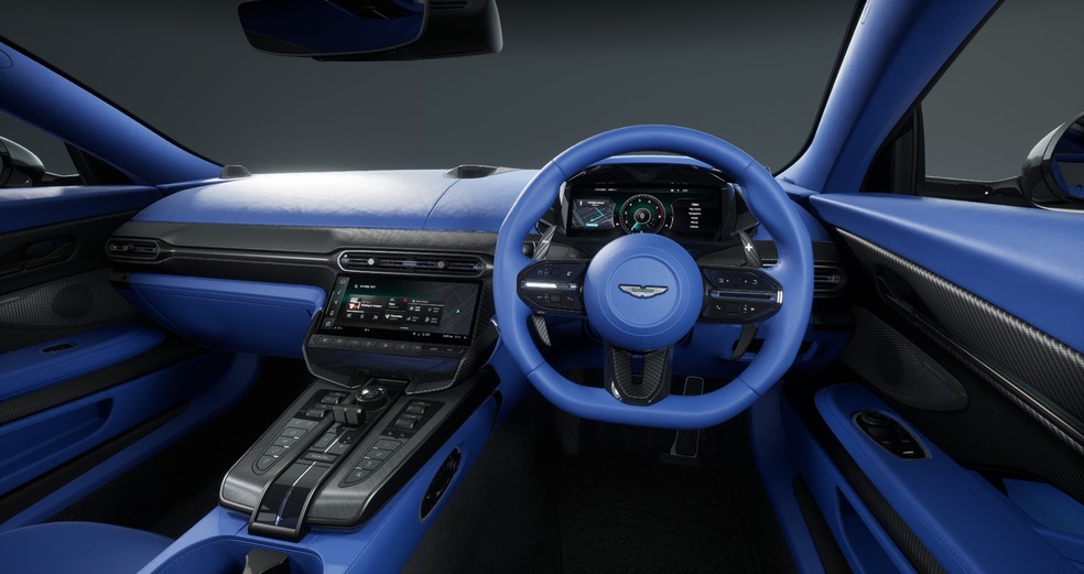 Aston Martin Vanquish 2025 tem acabamento interno em couro e coloração contrataste que muda de acordo com a pintura da carroceria — Foto: Divulgação