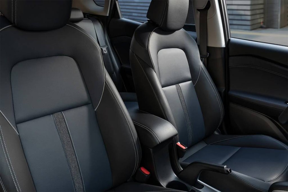 Bancos do Tracker Premier misturam acabamentos pretos, cinzas e azuis — Foto: Divulgação/Chevrolet