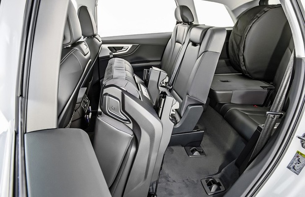 Bancos laterais da segunda fila do Audi Q7 tem sistema que permite dobrá-los (Foto: Divulgação) — Foto: Auto Esporte