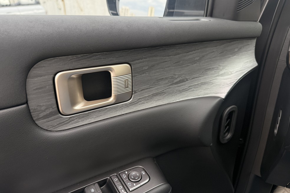 Chevrolet Captiva EV 2026 tem acabamento que imita madeira queimada pintada de cinza. Porém, é plástico... — Foto: André Paixão/Autoesporte