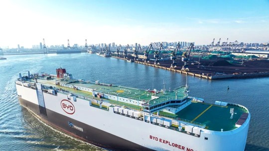 BYD cria navio movido a gás para transportar 7 mil carros de uma vez