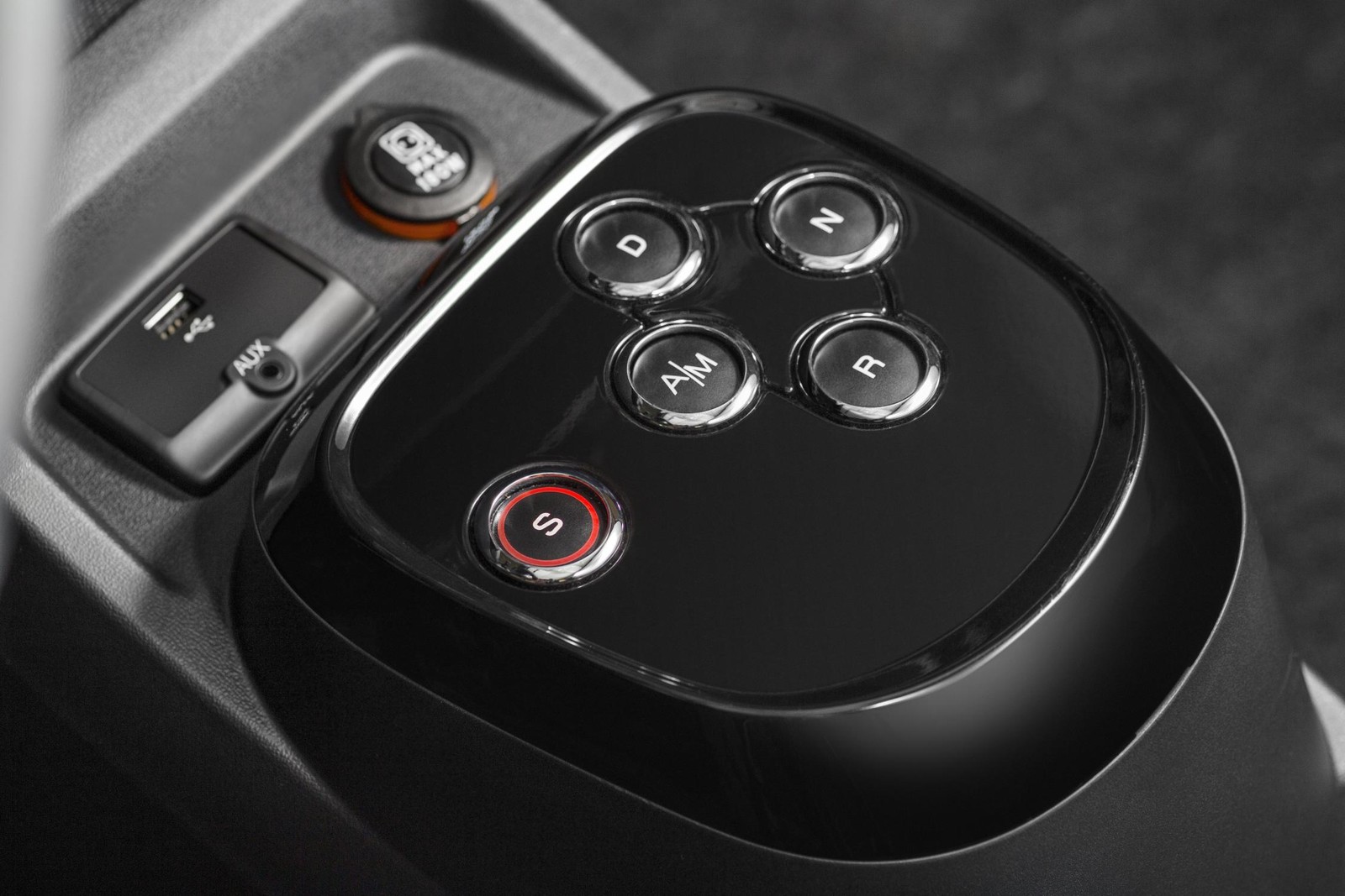 Câmbio Dualogic Plus mostrou-se acertado e usa o mesmo quadro de botões do Alfa Romeo 4C